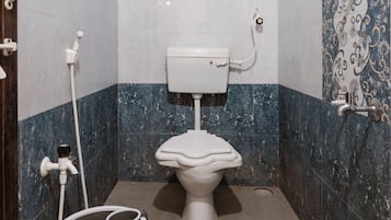 Phòng đôi tiện nghi đơn giản, quang cảnh vườn | Phòng tắm | Buồng tắm vòi sen, khăn tắm, dầu gội, giấy vệ sinh