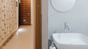 Deluxe Double Room, Garden View | Bilik Mandi | Pancuran mandi, tuala disediakan, syampu, tisu tandas