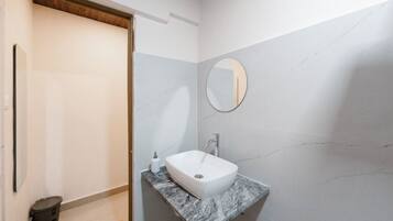 Deluxe Double Room, Garden View | Bathroom | Shower, towels, shampoo, toilet paper