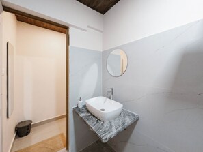 Deluxe Double Room, Garden View | Bathroom