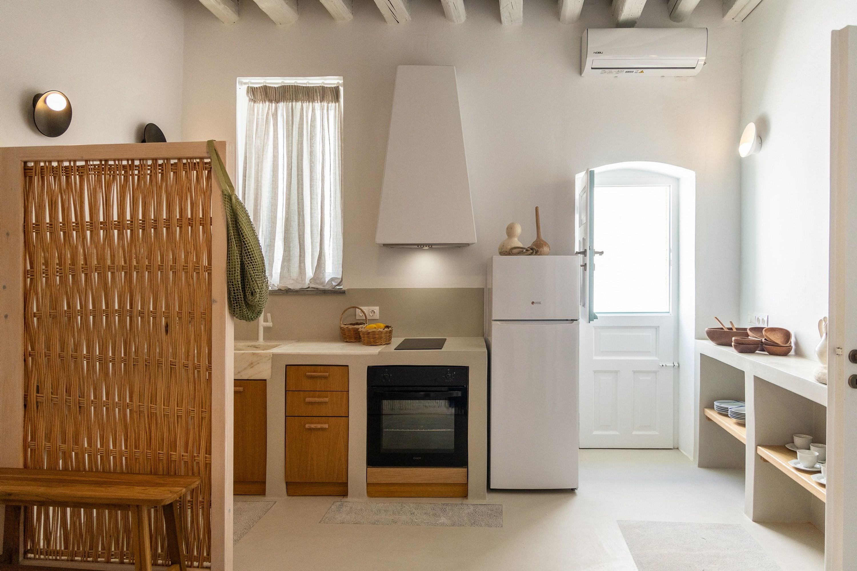 Oven, stovetop, coffee/tea maker, cookware/dishes/utensils