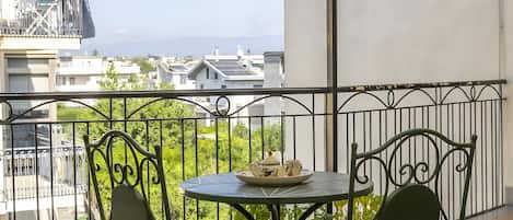 تناول الطعام بالخارج