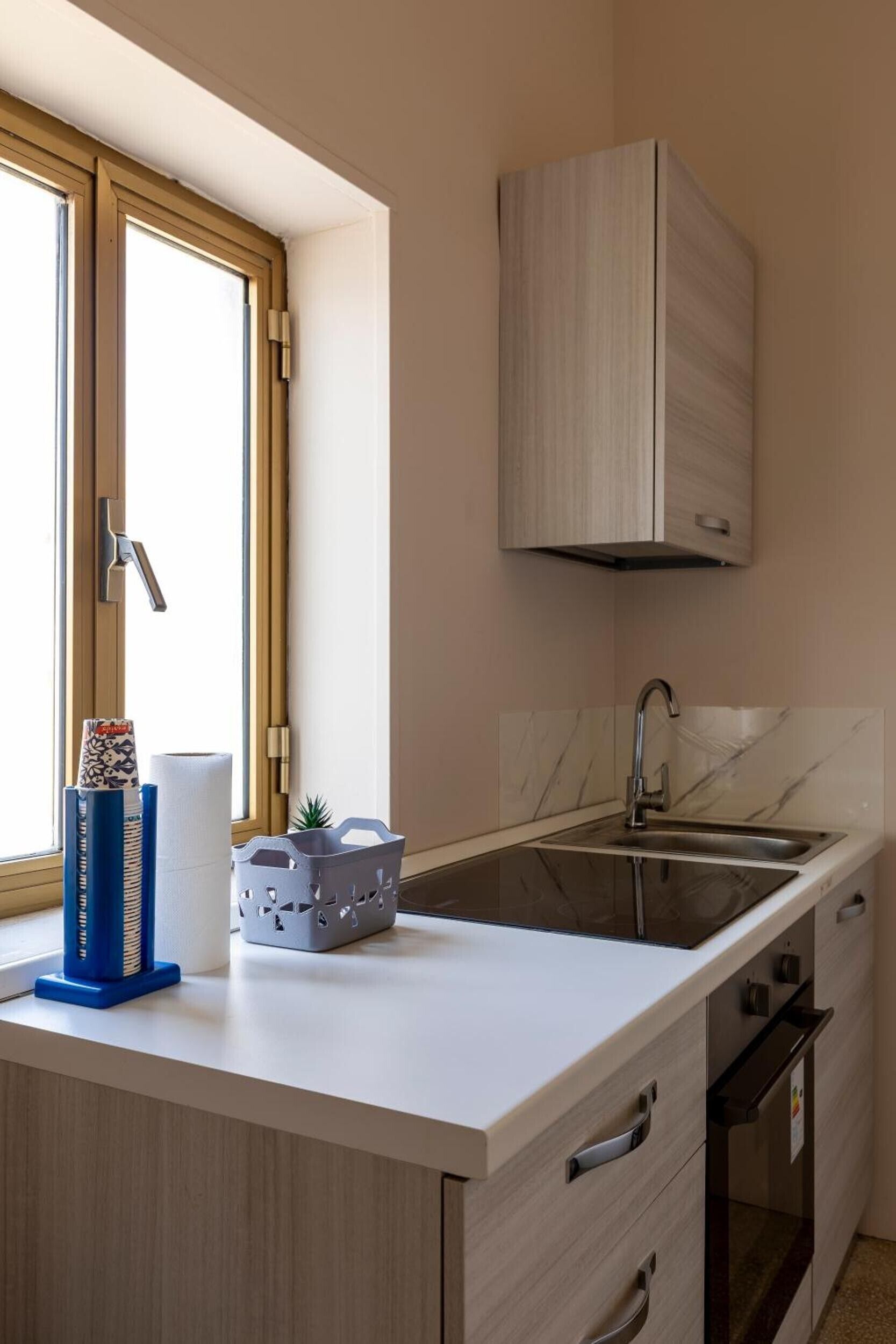 Frigorifero, piano cottura, macchina per tè/caffè, bollitore elettrico