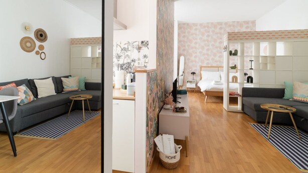 Een moderne woonkamer met een bank, salontafel en een werkplek.