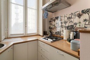 Een koelkast, een magnetron, een vaatwasser, een broodrooster