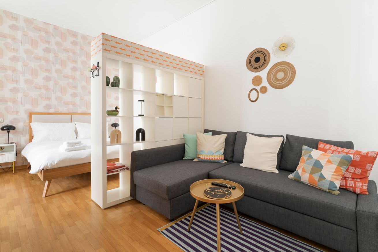 1 chambre, fer et planche à repasser