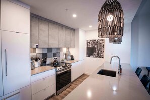 Kjøleskap, mikrobølgeovn, ovn og kokeplater