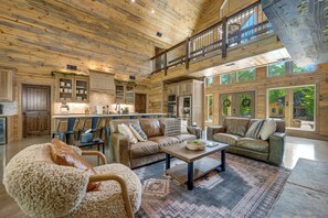 A spacious living area with a high ceiling, a dining area, and a kitchen. - ATP~4Kings+bunkroom~Sleeps16~Pickleball~Hottub (Broken Bow)