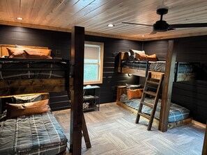 Tabla de planchar con plancha, wifi y ropa de cama 