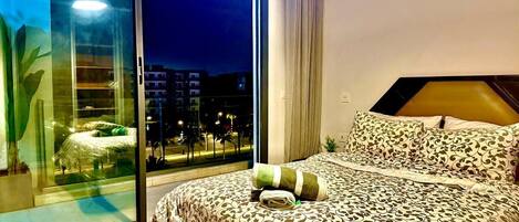 Een strijkplank/strijkijzer, wifi, beddengoed