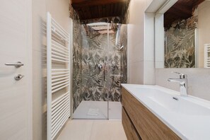 Shower, hair dryer, bidet, towels - ApartmentsArena - Nido di Giulietta (Verona)