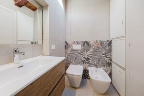 Shower, hair dryer, bidet, towels - ApartmentsArena - Nido di Giulietta (Verona)
