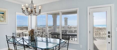 Maison, plusieurs lits (USA Beach House) | Restauration