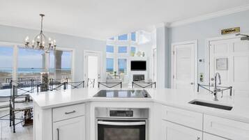 House, Multiple Beds (USA Beach House) | Private kitchen | Oven, toaster