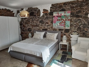 Tabla de planchar con plancha, wifi gratis, ropa de cama
