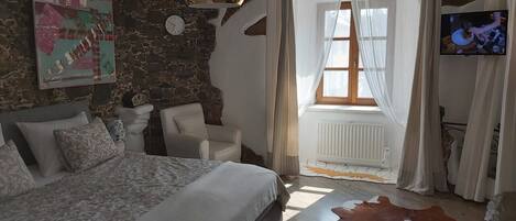 Iron/ironing board, free WiFi, bed sheets