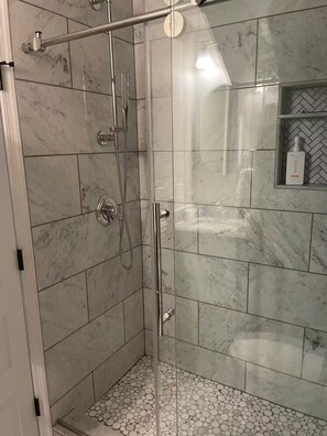 Dusche, Haartrockner, Handtücher, Seife