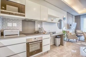 Private kitchen - “Skyline Luxury Suite - 26th floor Leonardo Sandton (Sandton)