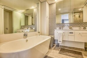 Soap - “Skyline Luxury Suite - 26th floor Leonardo Sandton (Sandton)