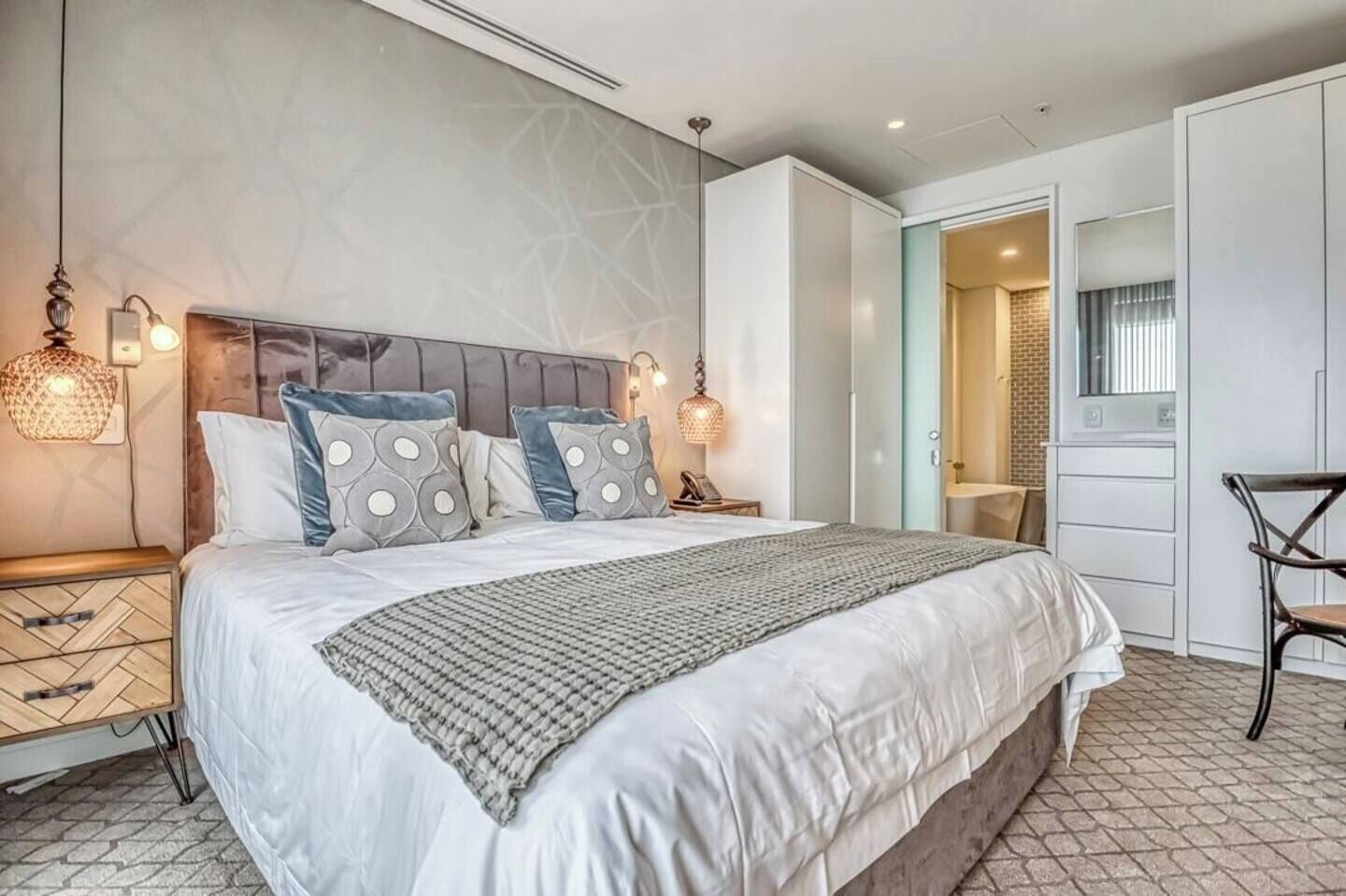 Iron/ironing board, WiFi, bed sheets