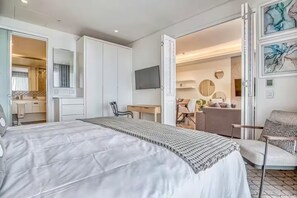 Tabla de planchar con plancha, wifi y ropa de cama 