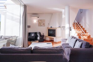 TV, fireplace - A Villa Panorama, Praia da Galé (Galé)