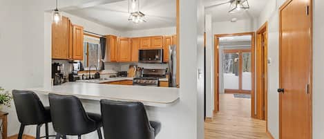 Microondas, horno, placa de cocina, lavavajillas