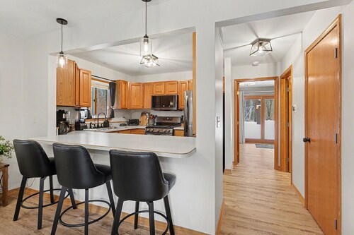 Serenity Woods Spa Retreat w/Game Room and Hot Tub