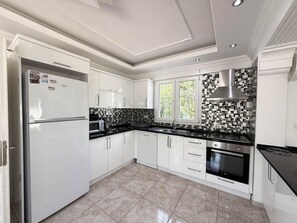 Kühlschrank, Mikrowelle, Ofen, Geschirrspüler