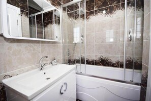 Ducha, secador de pelo y toallas