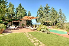 Outdoor dining - Luxury Villa in Chianti with Winery up to 4 Guests (Castellina in Chianti)