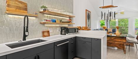 Réfrigérateur, micro-ondes, four, plaque de cuisson