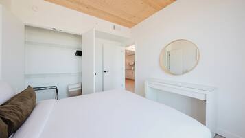 Apartment, 3 Bedrooms, Non Smoking | Free WiFi, bed sheets