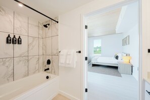 Apartment, 3 Bedrooms, Non Smoking | Bathroom - Sentral Joinery East West (Charlotte)