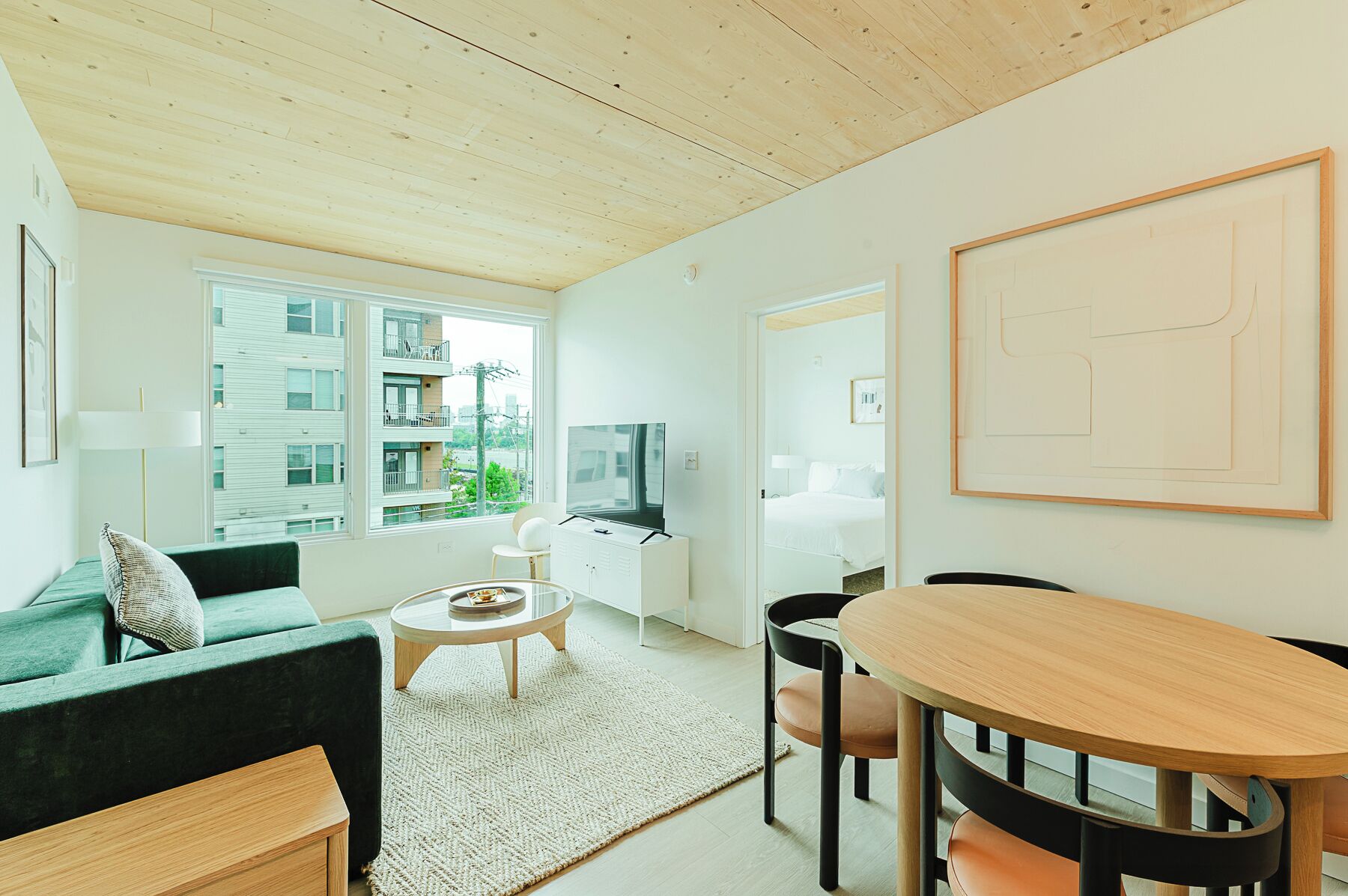 Suite, 2 chambres | Aire de séjour | Téléviseur connecté de 32 po avec télévision numérique