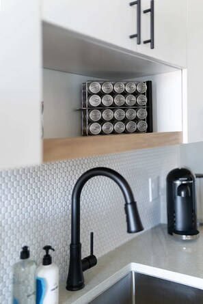 Dụng cụ pha cà phê/trà, lò nướng bánh mì, tủ đông 