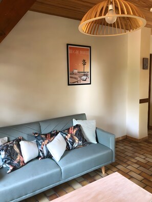 Télévision, table de tennis de table, chaîne hi-fi