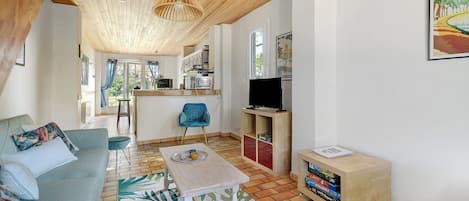 TV, table tennis, stereo