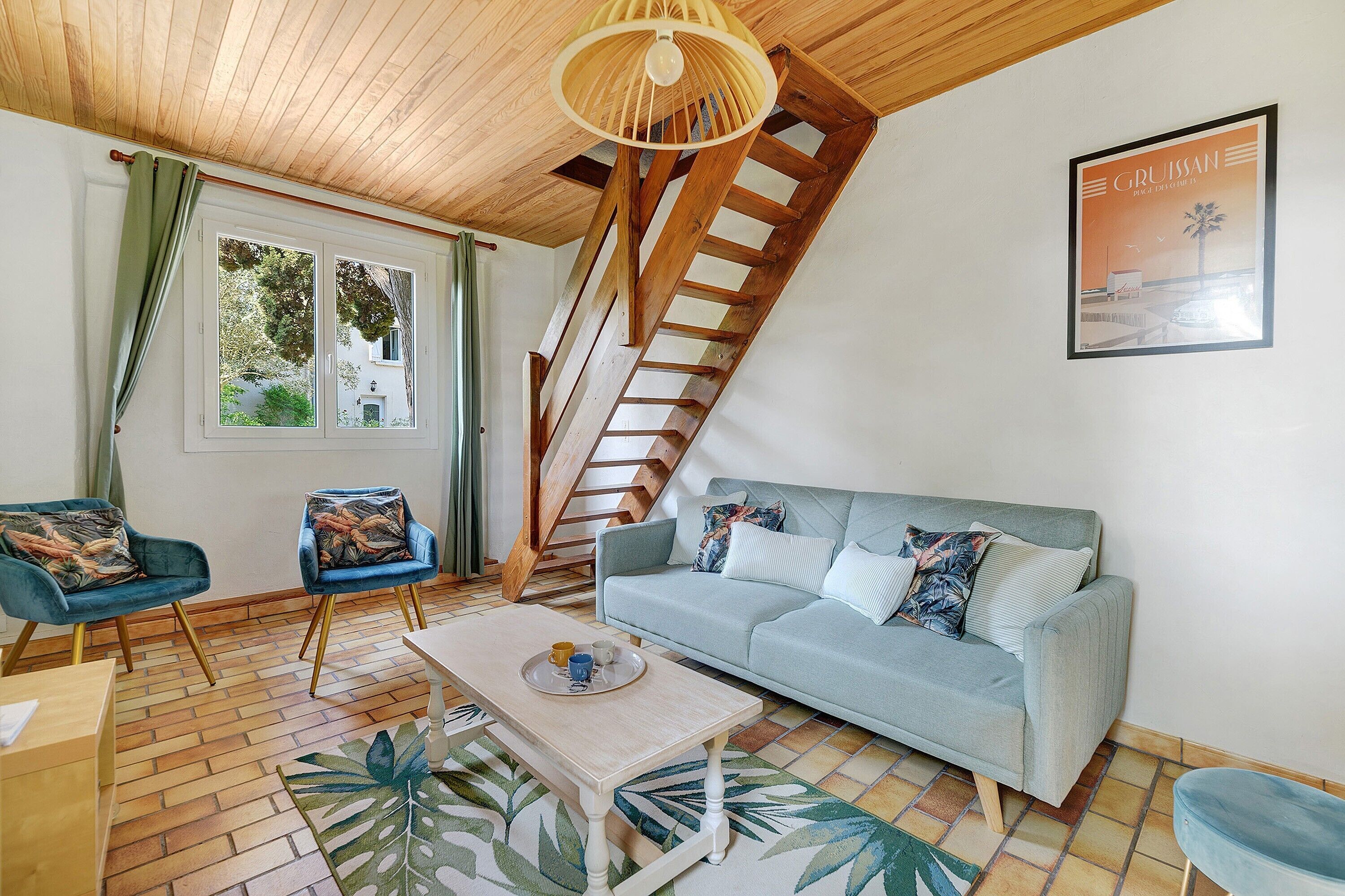 Télévision, table de tennis de table, chaîne hi-fi