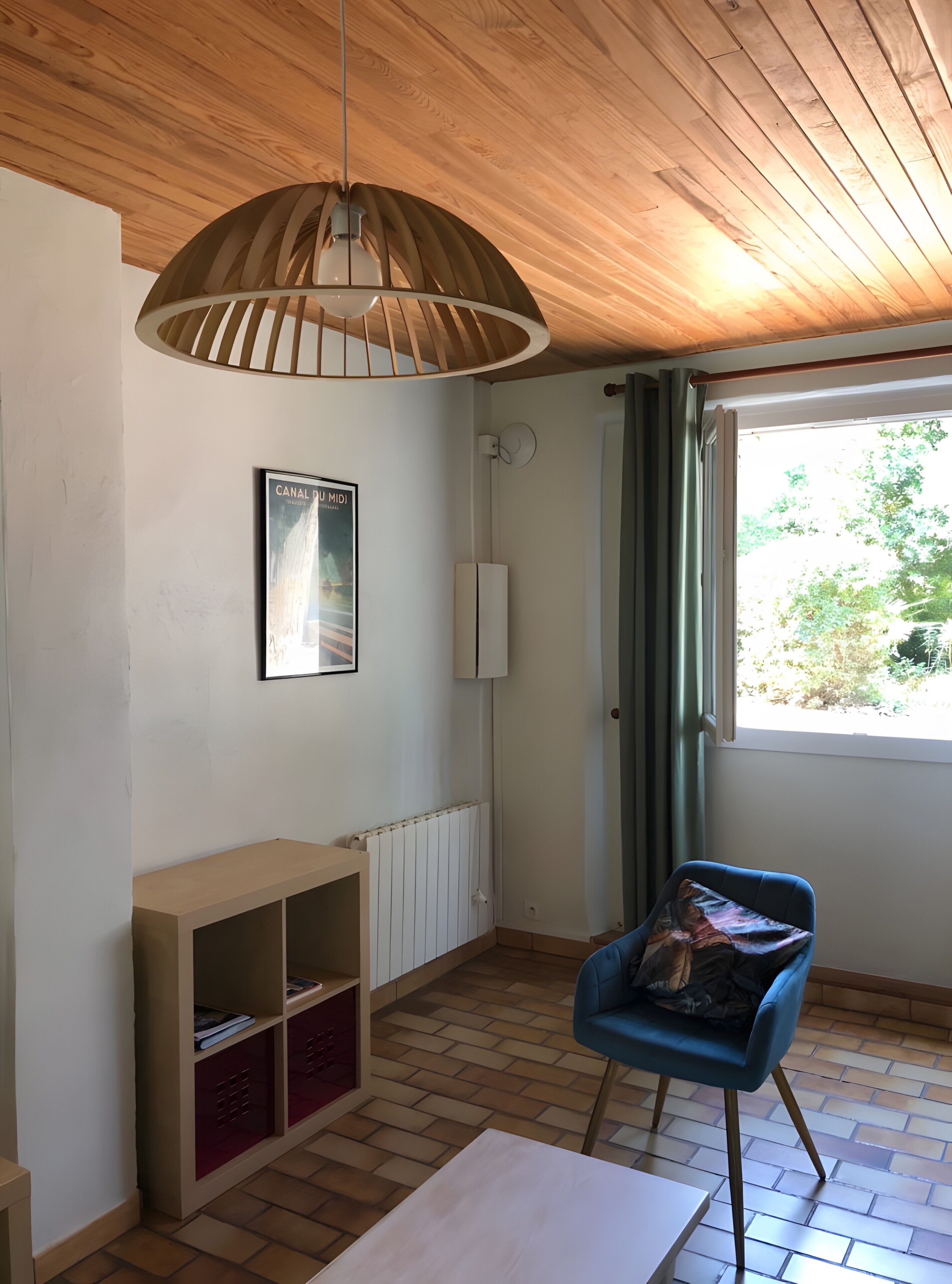 Tv, bordtennisbord, stereoanlæg