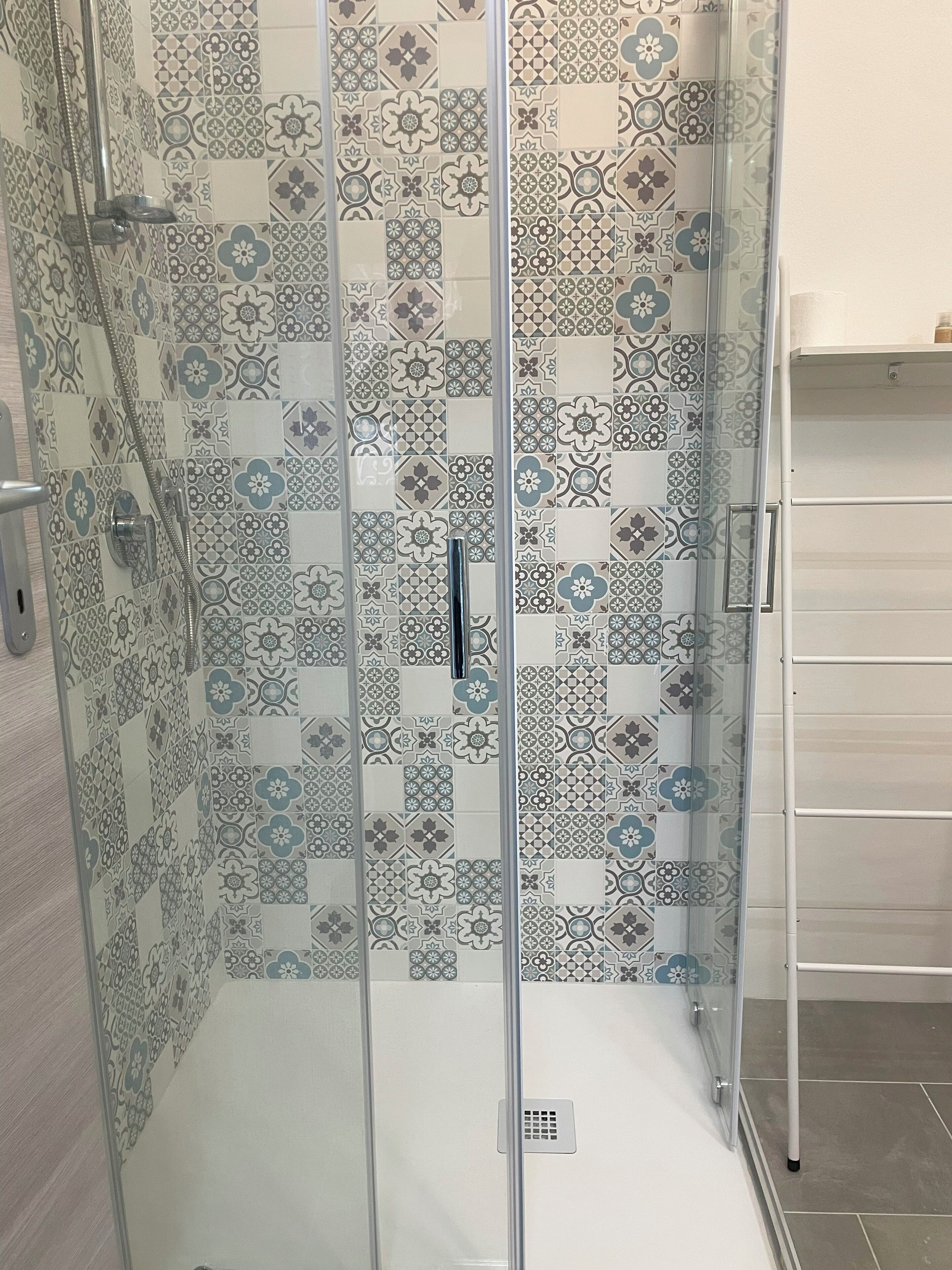 Douche, sèche-cheveux, serviettes fournies, savon
