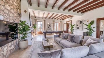 Smart-tv en een open haard