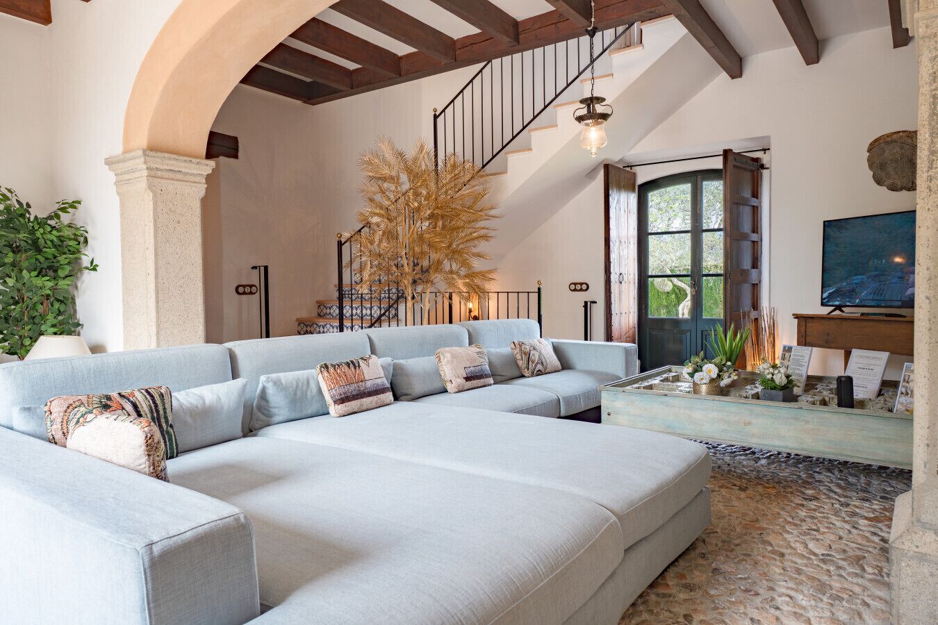 Smart TV, fireplace