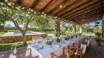 Outdoor dining