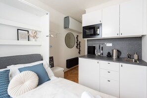 Desk, iron/ironing board, WiFi, bed sheets - Prague 1 Modern Studio with Parking by EasyBNB Premium (Prague)