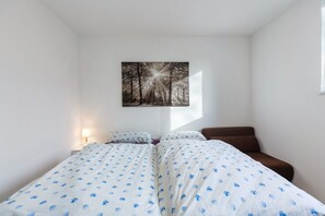 Tabla de planchar con plancha, wifi, ropa de cama