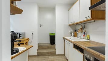 Kjøleskap, mikrobølgeovn, ovn og kokeplater