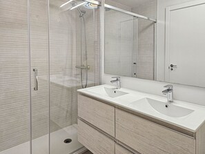Douche, sèche-cheveux, serviettes fournies