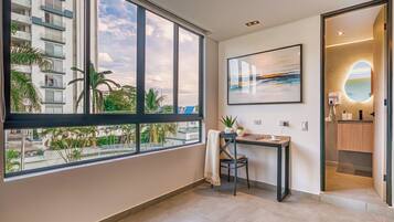 Een haardroger, handdoeken, zeep, toiletpapier