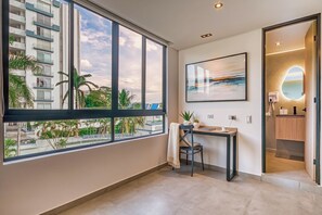 Een haardroger, handdoeken, zeep, toiletpapier